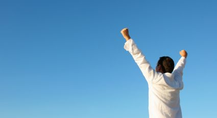 Person der strækker hænderne mod himlen