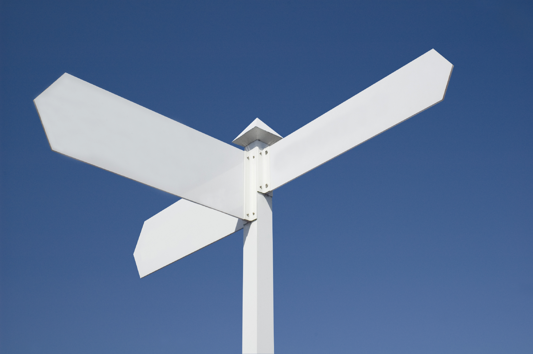 Skilt med tre hvide pile i hver sin vej