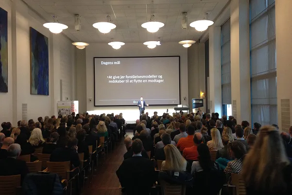 Foredragsholder taler for en fuld sal