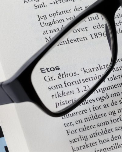 Briller over opslaget "Etos" i et retorisk leksikon